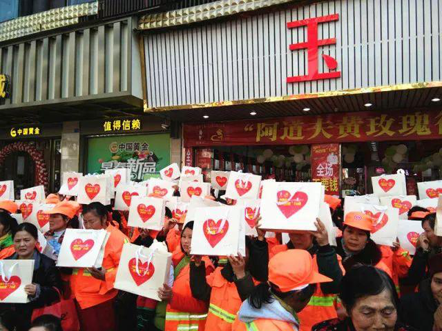 到了拍照時刻，每位參與活動的環(huán)衛(wèi)工人都把阿道夫洗護套裝高舉于頭頂，現(xiàn)場氣氛十分熱鬧歡愉。